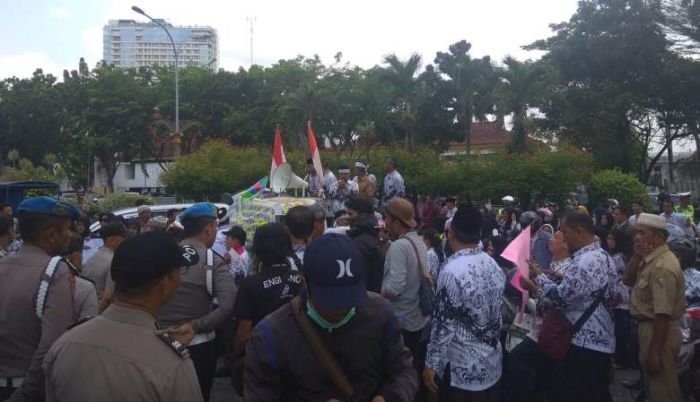 Turun ke Jalan, Ratusan Guru Honorer K2 di Riau Minta Dimasukan Dalam Penerimaan CPNS