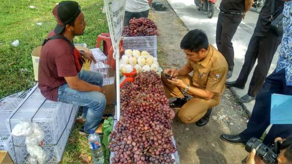 DPP Sidak Pedagang Buah Anggur di Jalan Tuanku Tambusai Pekanbaru
