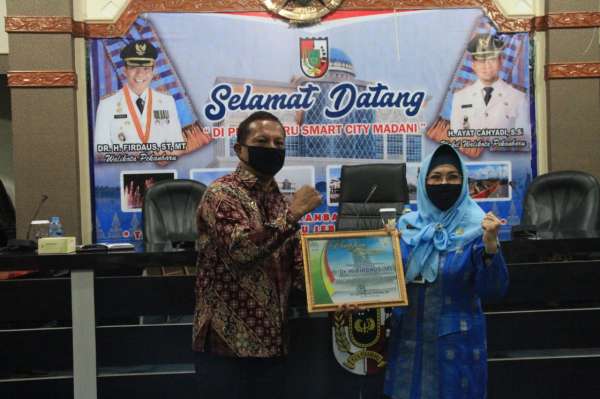 Walikota Terima Piagam Penghargaan dari PUTRI Riau