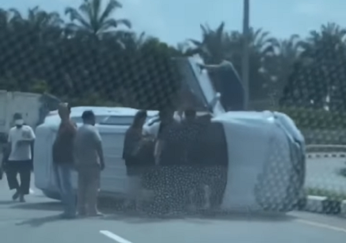 Pajero Putih Terguling di Tol Pekanbaru-Dumai