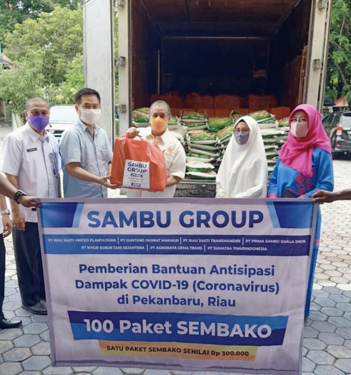 Bersama Dinas Perkebunan Riau, Sambu Group Bagikan Paket Sembako