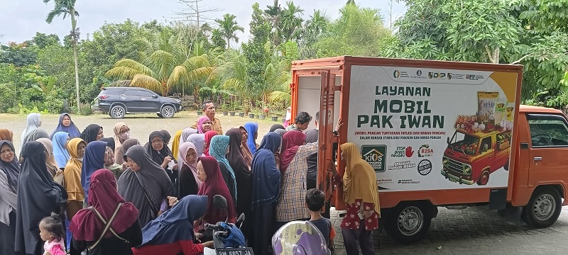 Hadir di Perbatasan Pekanbaru di Lembah Sari, Mobil Pak Iwan Diserbu Kaum Ibu