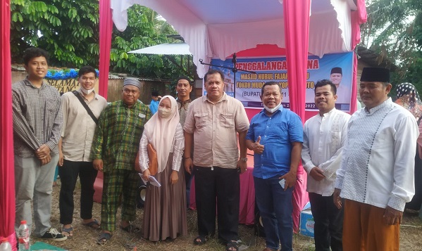 Serahkan Bantuan Pembangunan Masjid, Masyarakat Kampar Doakan Yopi Arianto Pimpinan Riau