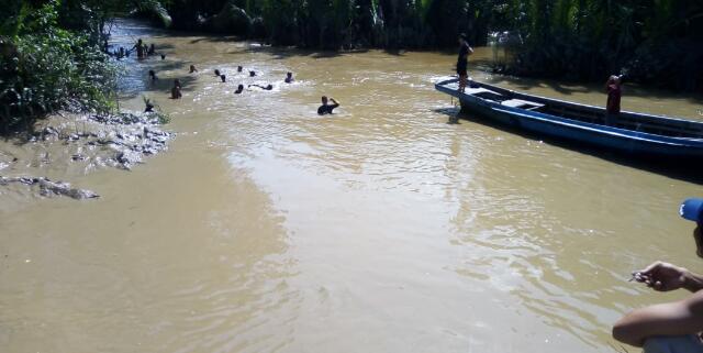 Terjatuh dari Jembatan, Anak Syamsul Hilang Terbawa Arus Sungai Pinggan di Inhil