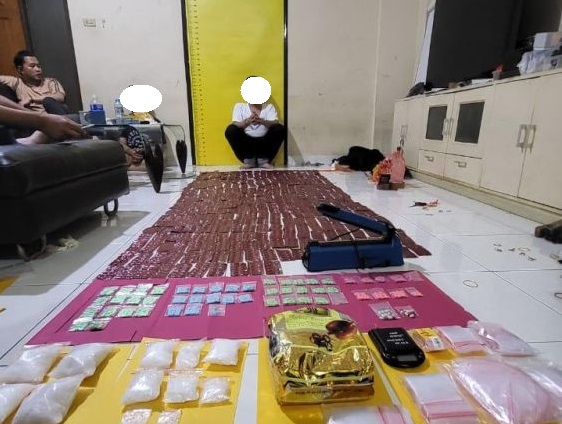 Polda Riau Grebeg Kosan di Pekanbaru, Temukan Sabu dan Ribuan Pil Ekstasi, Dua Orang Diamankan