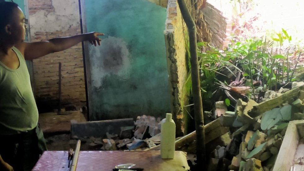 Diguyur Hujan, Sedinginan Longsor Satu Rumah Rusak