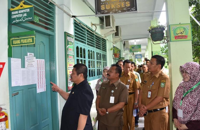 Bupati Amril Tinjau Pelaksanaan UN SMP di Bengkalis
