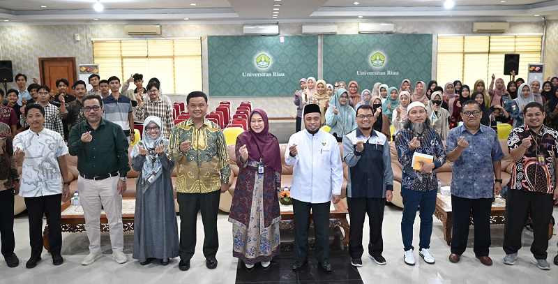 Baznas Riau Serahkan Bantuan Biaya UKT untuk 130 Mahasiswa Tidak Mampu