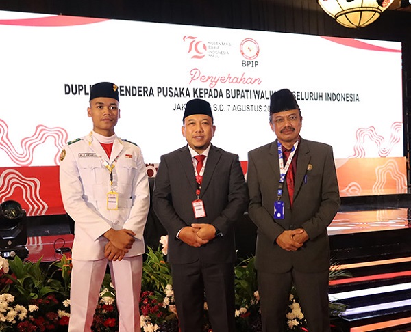 Wakil Bupati Siak Husni Merza Terima Duplikat Bendera Pusaka