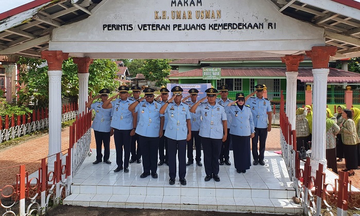 Hari Bhakti Pemasyarakatan, Jajaran Lapas Teluk Kuantan Tabur Bunga di  Makam Pahlawan