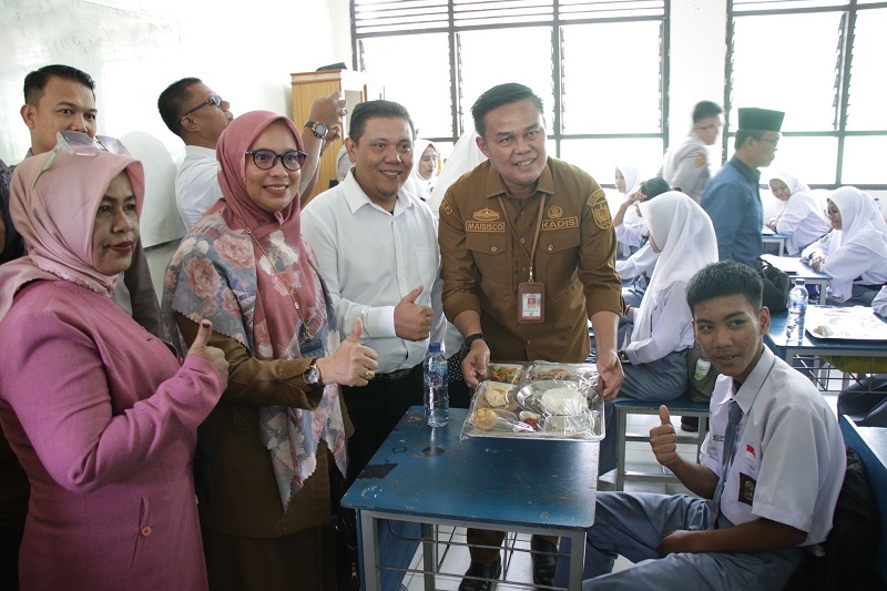 Koperasi Rasra  Lakukan Simulasi Pemberian Makan Bergizi di SMKN 5 Pekanbaru