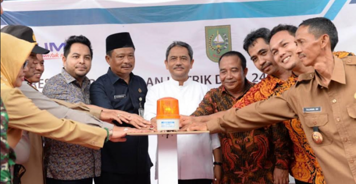 Sekdaprov Riau Resmikan Penyalaan Listrik Desa di GAS-Inhil