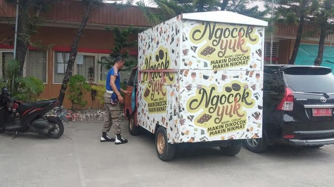 Disebut Meresahkan, Satpol PP Amankan Mobil Pedagang Minuman 'Ngocok Yuk, Makin Dikocok Makin Nikmat'