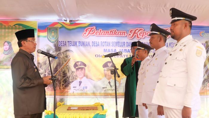 Bupati Wardan Lantik Tiga Kades Kecamatan Pelangiran-Inhil