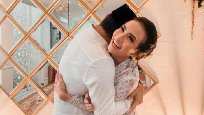 Bukan Ichsan Munthe Atau Bibi Ardiansyah, Ini Sosok Pria Berinisial F Yang Jadi Suami Vanessa Angel