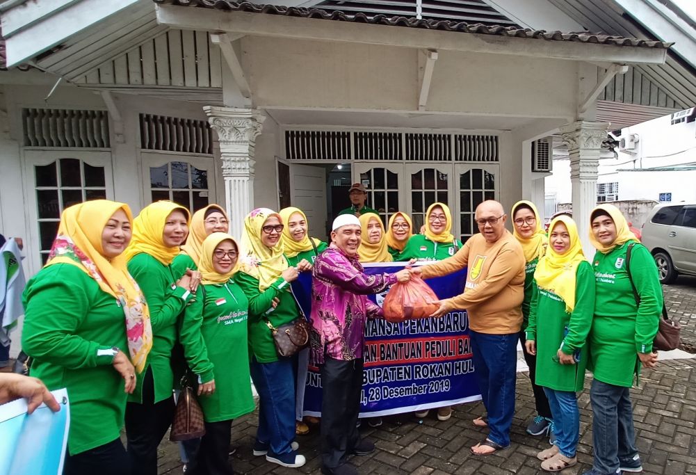 Ikasmansa Distribusikan 420 Paket Sembako bagi Korban Banjir Riau dan Sumbar