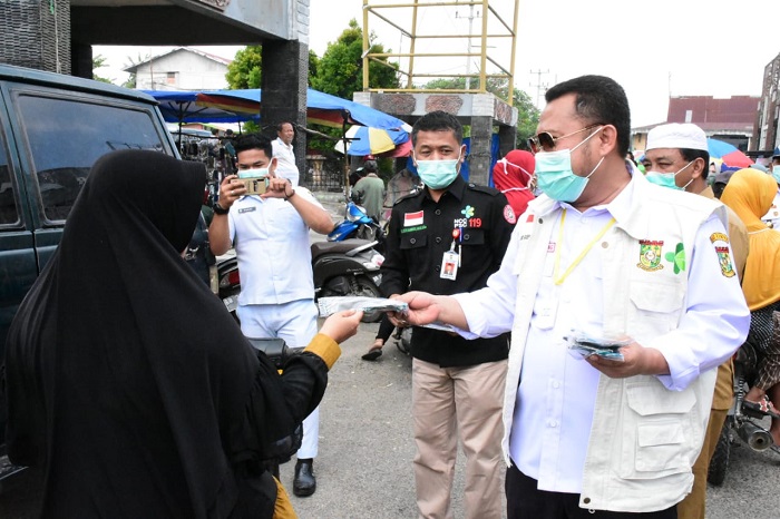 Bupati Kampar kembali Bagikan Masker dan Paket Sembako Kali Ini di Bangkinang, Air Tiris dan Kampa