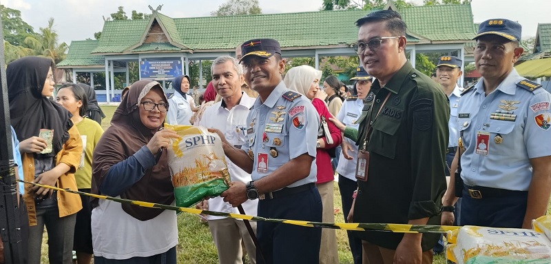 Dinas Pangan Bersama TNI AU, Disperindag dan Bulog Gelar Bazar Murah di Lanud Roesmin Nurjadin