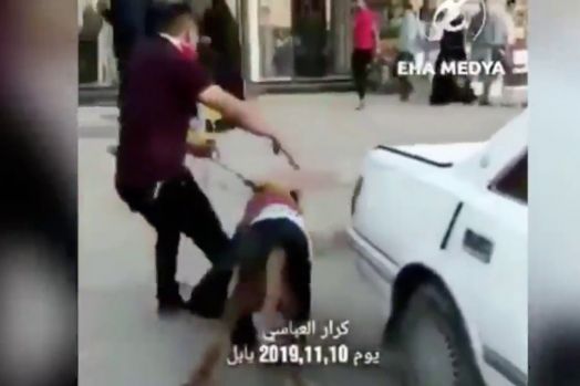 Balas Polisi yang Bawa Anjing Amankan Demonstrasi, Pria Ini Bawa Singa