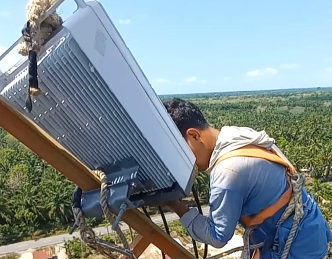 Masyarakat Dua Kampung Terluar di Siak Kini Bisa Nikmati Internet