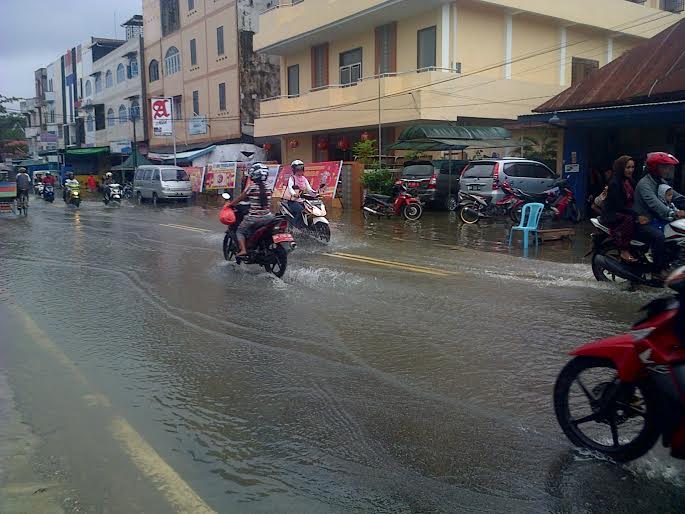 Hujan dan Air Pasang Ubah Beberapa Ruas Jalan di Tembilahan Jadi