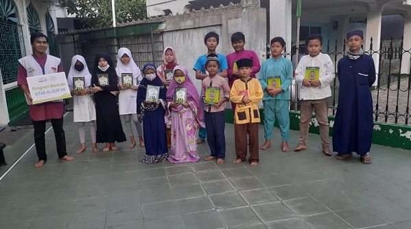 Dukung Generasi Cinta Alquran, Rumah Yatim Salurkan Kitab Suci Di MDTA Al Ikhlas 