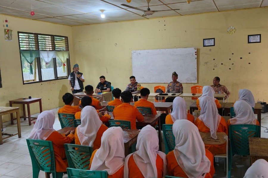 Kanit Reskrim Polsek Benai Edukasikan bahaya tentang Narkoba Di SMKN 1 Benai