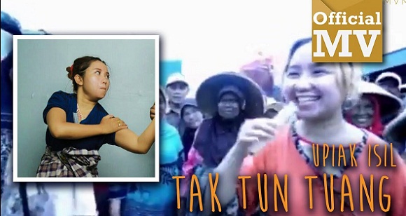 VIDEO: Nyanyikan 'Tak Tun Tuang'  Pakai Sendal jepit dan Sarung, Nama Upiak Isil  Berkibar di Manca Negara