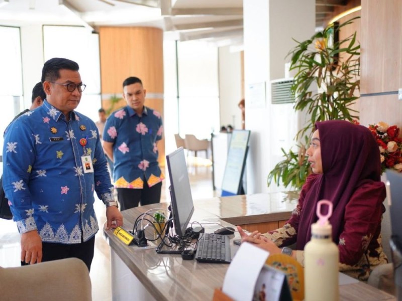 Tingkatkan Pelayanan Masyarakat, Sekda Riau Lakukan Sidak ke Sejumlah OPD