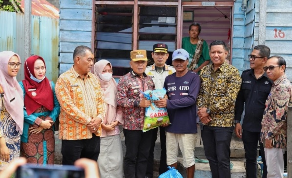 Rumah Warganya Roboh Akibat Angin Kencang, Asmar Perintahkan Bangun Ulang