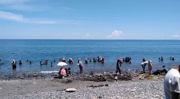 GEMPAR, Fenomena Butiran Emas Berserakan di Pinggir Pantai di Amahai Maluku Tengah