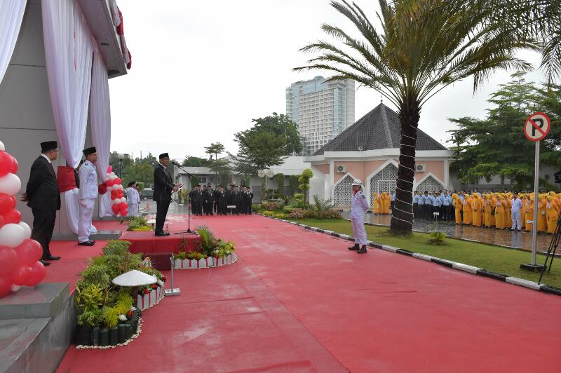 Diguyur Hujan Lebat, Dirut Bank Riau Kepri Pimpin Upacara HUT RI ke-73 