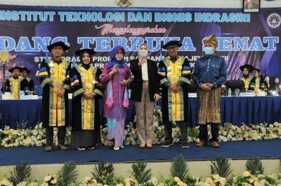 Bupati Rezita Hadiri Wisuda Institut Teknologi dan Bisnis Indragiri Hulu
