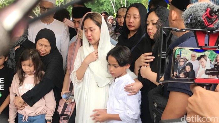 Kata-kata  Ayah Ashraf Sinclair Ini Bikin BCL Tak Kuasa Menahan Tangis di Depan Makam Suaminya