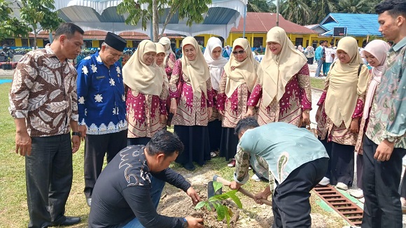 Pendidikan Kimia Mengabdi 2025 di Tapung Hilir: Bersempena dengan “Gurindam Gerakan Riau Rindang dan Bermarwah” Melalui Aksi Green Chemistry