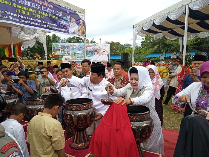 Bupati Rohul dan Ribuan Warga Sambut Ramadhan dengan Tradisi Potang Balimau 