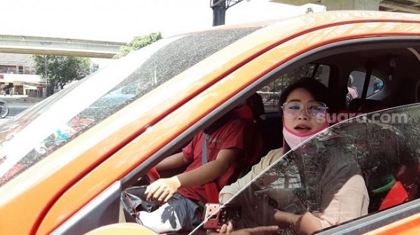NGAKAK, Ditanya Warga Kenapa Tak Boleh Duduk Sebelahan, Polisi: Maaf, Ibu Duduknya Saja yang di Belakang, Hatinya Enggak ke Mana-mana...