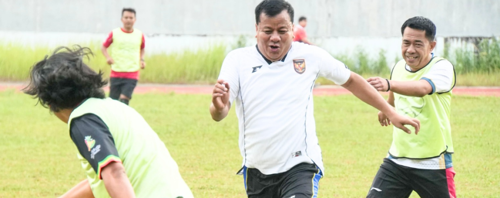 Bupati Kuansing Manfaatkan Stadion Sport Center untuk Olahraga dan Diskusi Bersama OPD