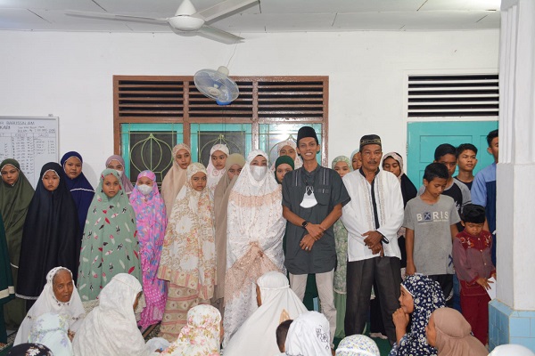 Rizki Poliang  Beserta Keluarga Besar Santuni Anak Yatim Se-Kenegerian Kari