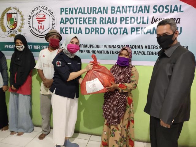 Ikatan Apoteker Indonesia Peduli Covid-19 Salurkan Bantuan Bersama Ketua DPRD Kota Pekanbaru