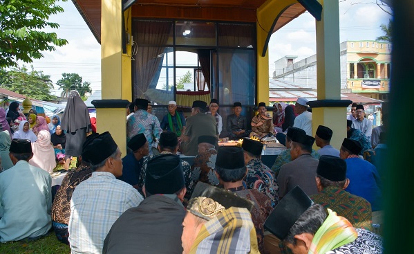 Ratusan Pengunjung Berziarah ke Makam Syekh Al Azhar di Dusun Keramat  Kuantan Tengah
