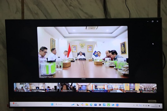 Menyikapi Situasi dan Kondisi Terkini, Bupati Kampar Ikuti Zoom Meeting dengan Mendagri