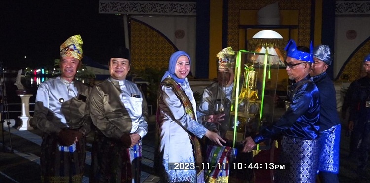 Bupati Rohil Serahkan Piala Bergilir kepada Plt Gubernur