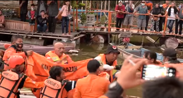 Mengharukan, Perahu Yang Ditumpangi Tenggelam, Ibu dan Anaknya Ditemukan Meninggal Dunia Dalam Kondisi Saling  Berpelukan...