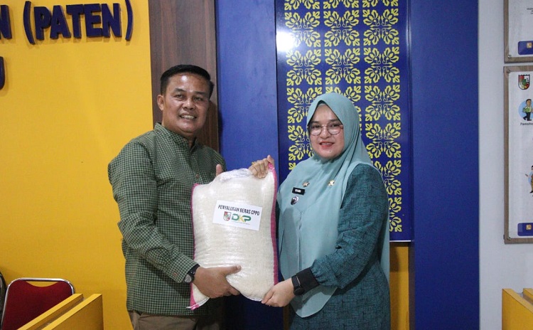 Pemko Salurkan 10 Ton Beras Cadangan untuk Warga Rumbai Terdampak Banjir