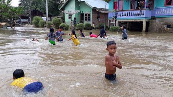 TRAGIS... Jasad Bocah Juna Muhammad Fauzi Ditemukan Tewas di Kolong Rumahnya yang Terendam Banjir