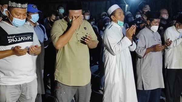 Isak Tangis dan Tetesan Air Mata Melepas Jenazah Ustadz Tengku Zulkarnain..