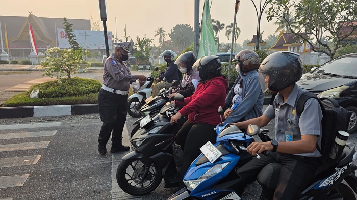 Ditlantas Polda Riau Bagikan Ribuan Masker ke Warga