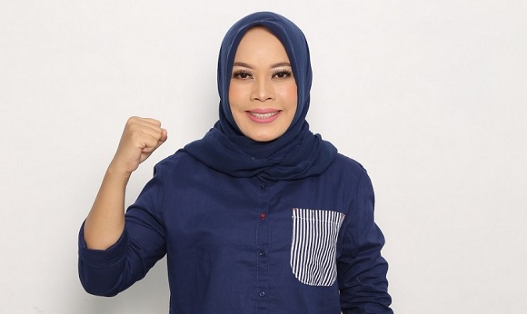 Kasmawati S.Pd: Berjuang Sekolah Numpang di atas Truk Balak