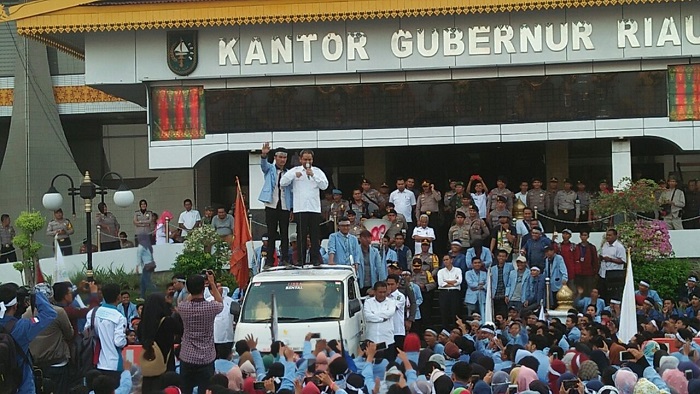 Usai Kantor Pertamina, Mahasiswa Riau Juga Demo di Kantor Gubernur Riau